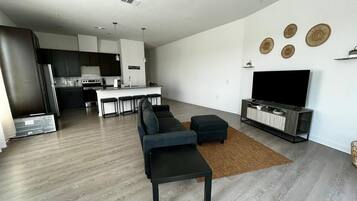 Smart TV, fireplace