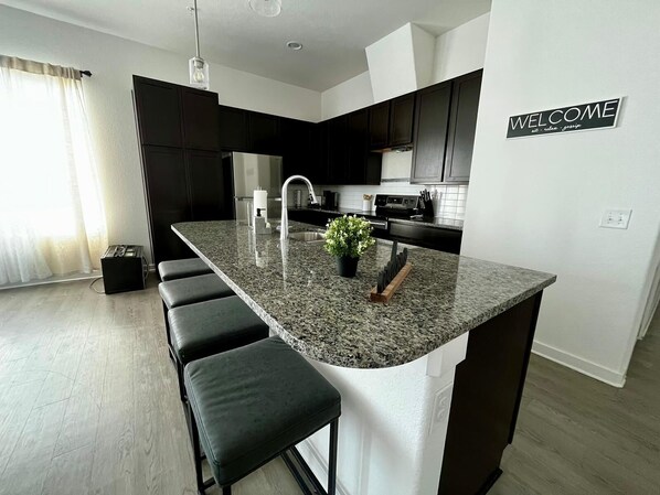 Kjøleskap, mikrobølgeovn, ovn og kokeplater