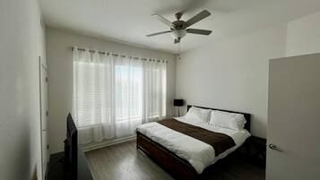 1 slaapkamer, een strijkplank/strijkijzer, gratis wifi, beddengoed