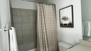 Secador de pelo, bidet, toallas, papel higiénico