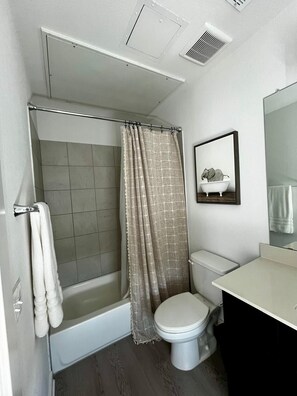 Secadora de cabello, bidet, toallas, papel de baño 