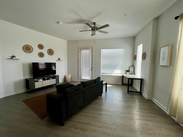 Smart TV, fireplace
