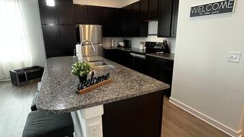 Réfrigérateur, micro-ondes, four, plaque de cuisson