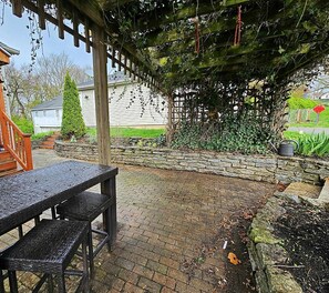 Outdoor dining - Gatsby's Gatehouse (Dayton)