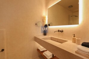 Villa | Bathroom | Shower, towels
