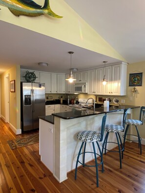 Kylskåp, mikrovågsugn, ugn och spishäll