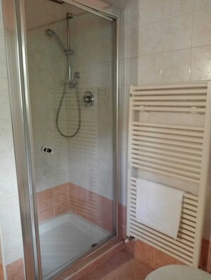 Ducha, secador de pelo, bidet, toallas