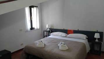 2 bedrooms, iron/ironing board, bed sheets