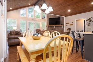 Dining - Paw Paw's Fish Tales Cabin on Lake Guntersville with 2 slip Boat Dock (Scottsboro)