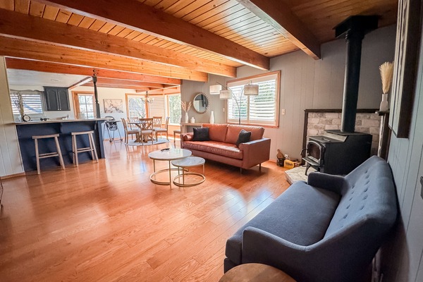 Televisor intel·ligent, llar de foc, taula de tennis de taula i llibres