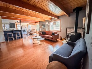 TV connectée, cheminée, table de tennis de table, livres