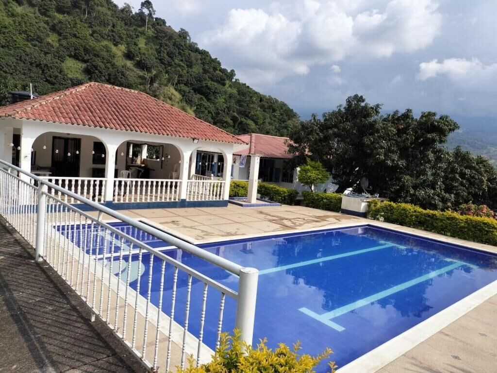 2 つの屋外プール