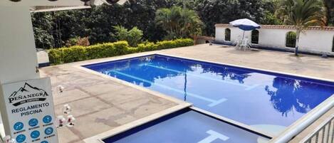 2 utendørsbassenger