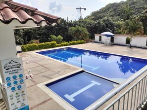 2 piscinas al aire libre