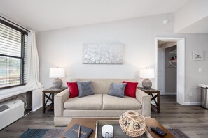 تلفزيون ذكي، مدفأة، كُتُب، مكتبة موسيقى