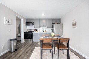 Fridge, microwave, oven, stovetop - Cozy den in Columbus (Columbus)