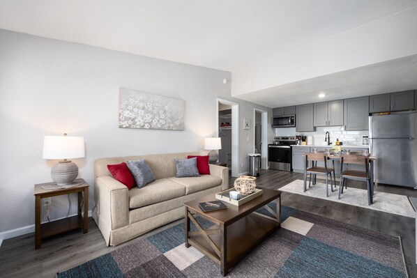 智能电视、壁炉、书、音乐库