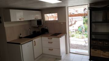 Micro-ondes, plaque de cuisson, cafetière/bouilloire