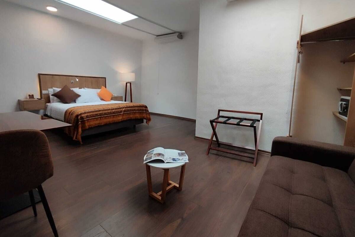Standard Studio Suite | Premium bedding, down comforters, in-room safe, laptop workspace
