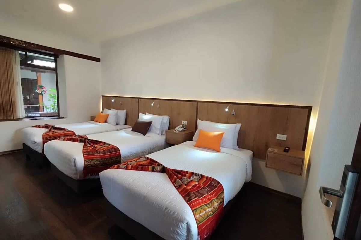 Habitación triple básica, vista al jardín | Ropa de cama de alta calidad, edredón y camas Select Comfort