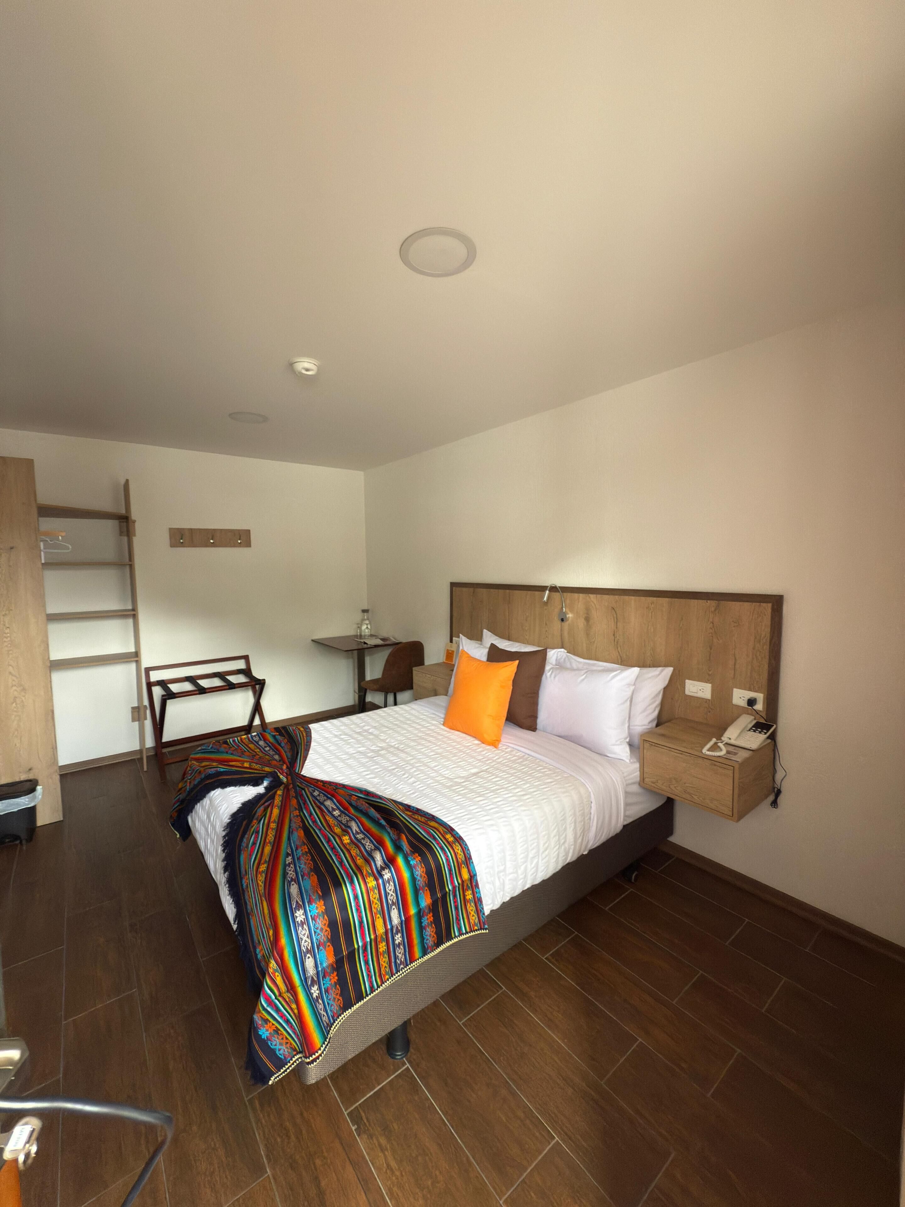 コンフォート ルーム ダブルベッド 1 台 | 高級寝具、羽毛の掛け布団、セレクト コンフォート製ベッド、セーフティボックス (室内)