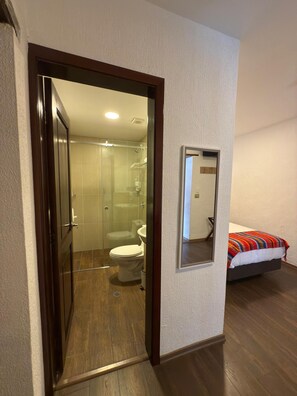 Bathroom - Casona Tobar Hotel - Hotel escuela (Quito)