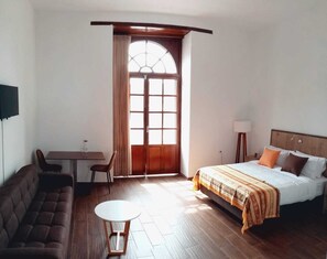 Phòng Suite Tiêu chuẩn | Bộ đồ giường cao cấp, chăn bông, nệm Select Comfort 