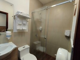 Chuveiro, toalhas de banho, sabonete, shampoo