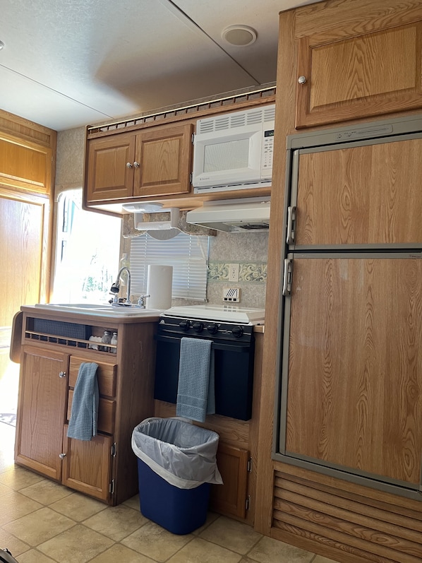 Microwave, oven, stovetop, cookware/dishes/utensils