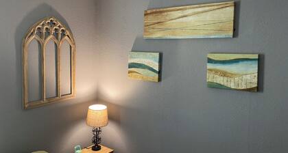 Downtown-Garden District-Boho Steampunk Farmhouse. Comforts of home . New HVAC.