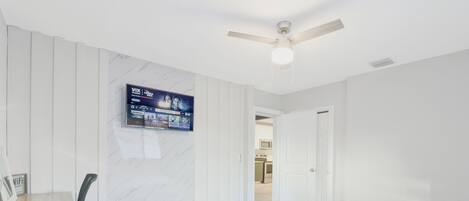 3 bedrooms, desk, WiFi, bed sheets