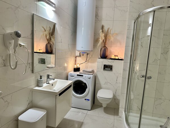 Dusche, Haartrockner, Handtücher, Seife