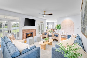 Una Smart TV, una chimenea, un futbolín, libros