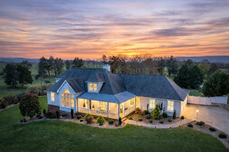 Exterior. ☆New Listing☆ Hot Tub ◇ Movie Room ◇ Game Room ◇ Fire Pit ◇ Dog-friendly