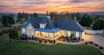 ☆New Listing☆ Hot Tub ◇ Movie Room ◇ Game Room ◇ Fire Pit ◇ Dog-friendly