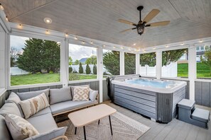 Bañera de hidromasaje cubierta