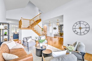 スマートテレビ、暖炉、テーブルサッカー台、書庫