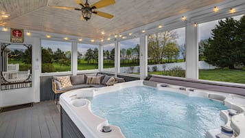 Outdoor spa tub