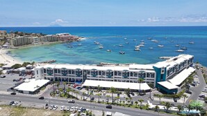 Un hôtel situé sur la côte, doté d’un port de plaisance, de plusieurs bâtiments et offrant une vue dégagée sur l’océan.