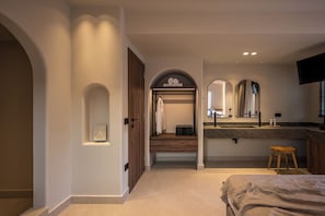 Quarto casal luxo, 1 cama Queen | Roupas de cama antialérgicas, camas Tempur-Pedic, cofres nos quartos