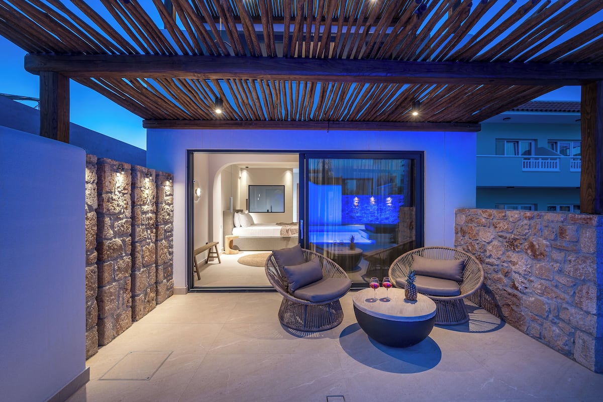Executive Studio Suite, Private Pool | Hypo-allergenic bedding, Tempur-Pedic beds, in-room safe, soundproofing