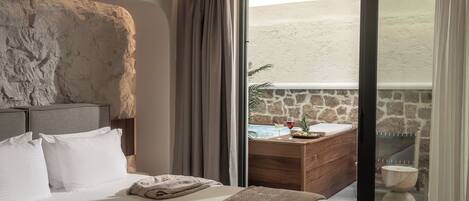 Quarto casal luxo, banheira de hidromassagem | Roupas de cama antialérgicas, camas Tempur-Pedic, cofres nos quartos