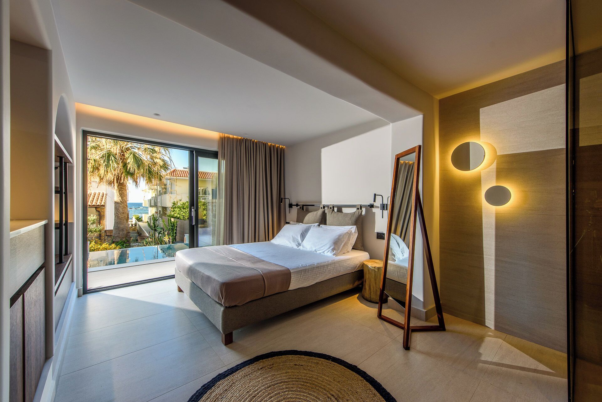 Studio Suite Junior, kolam renang pribadi | Seprai antialergi, tempat tidur Tempur-Pendic, brankas, dan kedap suara