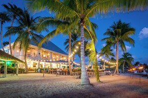 Outdoor dining - Reef Romance, Rum Point Oceanfront Villa with Private Pool and Gorgeous Beach! (Cayman Islands)