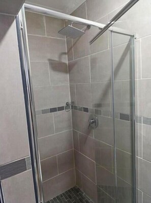 Standard Room | Bathroom - Serene Cottage (Francistown)