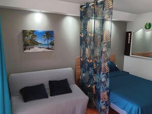 1 bedroom, WiFi, bed sheets - THE BAMBOO. (La Trinité)
