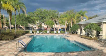 Cozy Townhouse 5 mins from Restaurants & Outlets, 20 mins from Downtown Tampa