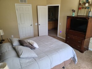 3 quartos, ferros/tábuas de passar roupa, berço de viagem