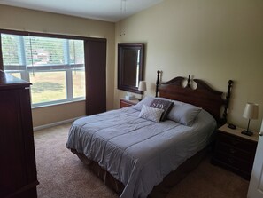 3 slaapkamers, een strijkplank/strijkijzer, reisbedje, gratis wifi