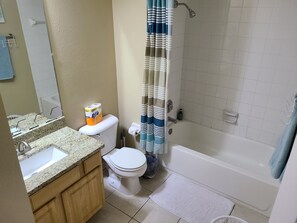 Een haardroger, handdoeken, zeep, shampoo